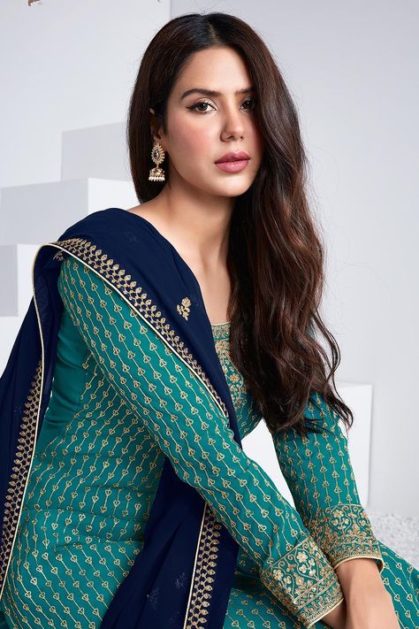 Sonam Bajwa Suits, Pakistani Suit Salwar, Sonam Bajwa, Bollywood Suits, Fancy Clutch, Georgette Material, Indian Dresses Online, Latest Salwar Kameez, Bollywood Dress