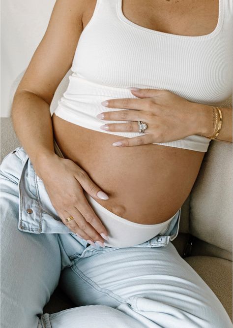 Belly photo, jeans, white t-shirt, modern White Tshirt And Jeans, White Tank Top Outfit, Belly Photos, Studio Maternity, Tank Top Outfits, Maternity Photoshoot, Maternity Shoot, Jeans White, Maternity Photos