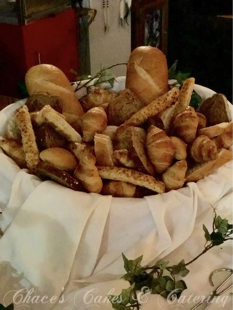 Bread Basket Ideas For Table Wedding, French Bread Basket, Bread Basket Ideas For Table, Bread Basket Ideas, Bread Basket Display, Baby Shower Catering, Dessert Boards, Wedding Food Table, Thanksgiving Bread