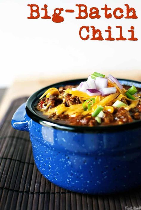 Feed a crowd with this big-batch slow cooker chili. Easy to make, this hearty chili will stick to your ribs and make game day food a heck of a lot better! \\ PassTheSushi.com Gameday Food Appetizers, Chili For A Crowd, Chili Easy, How To Cook Chili, Chili Recipe Turkey, Hearty Chili, Chili Recipe Crockpot, Crockpot Chili, Slow Cooker Chili