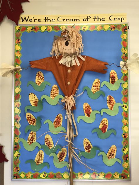 Scarecrow bulletin board Scarecrow Door Decoration, Scarecrow Bulletin Board Ideas Preschool, Nursery Bulletin Board, Scarecrow Bulletin Board, Autumn Bulletin Boards, Paper Scarecrow, Scarecrow Pictures, Fall Bulletin Board Ideas, Daycare Bulletin Boards