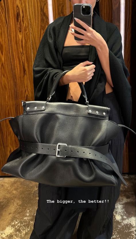 Yasmine Ghauri, Big Leather Bag, Airport Fits, Big Bags, Cute Bags, Looks Style, Casablanca, Fun Bags, Daily Outfits