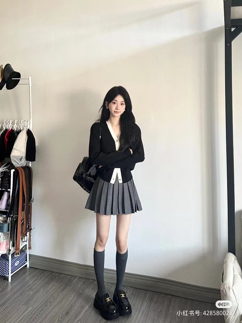 Ootd Rok Mini, Outfit Rok Mini, Cotteque Outfits, Grey Mini Skirt Outfit, Tokyo Summer Outfits, Korean Skirt Outfits, Gray Skirt Outfit, Chanel Girl, Skirt Outfits Korean