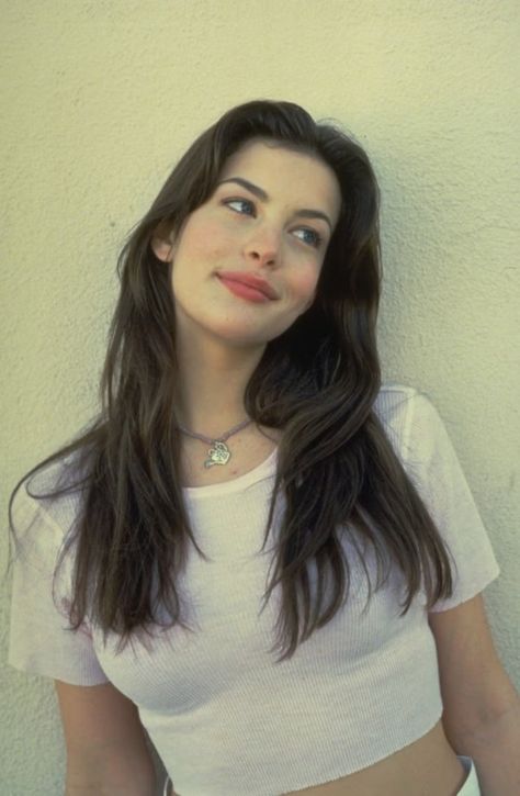 Liv Tyler 90s, Stealing Beauty, Liv Tyler, I'm With The Band, Actrices Hollywood, Christina Hendricks, Iconic Women, Gossip Girl, Dark Hair