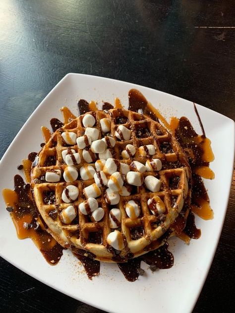 Waffles With Chocolate Sauce, Waffle Toppings Ideas, Waffle Presentation Ideas, Waffle Plating Ideas, Waffles Plating, Waffle Flavor Ideas, Waffles Toppings Ideas, Waffle Decoration Ideas, Black Waffles