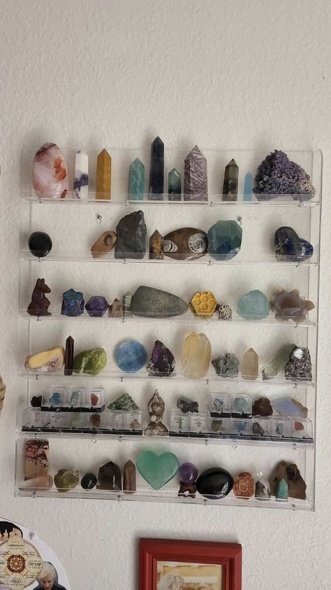 Rock Collection Wall Display, Stone Collection Display Ideas, Diy Rock Collection Display, Rock And Gem Display, Home Crystal Display, Crystals Organization, Crystal Storage Display, Displaying Crystals In Home, Gemstone Organization