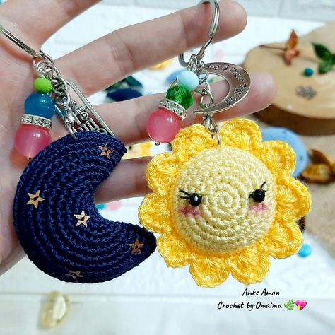 Quick and Easy Crochet Keychain Tutorials Crochetting Ideas, Crochet Keyring Free Pattern, ميدالية مفاتيح, Keychain Patterns, Amigurumi Keychain, Gifts Crochet, Crochet Mask, Keychain Ideas, Crocheting Patterns