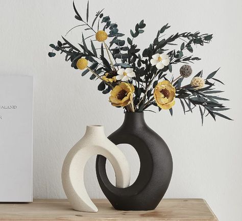 Black And White Vase, Table Centerpieces For Home, Majlis Perkahwinan, Floating Shelf Decor, Dining Table In Living Room, Table Decor Living Room, White Ceramic Vases, Home Decor Modern, Unique Vases