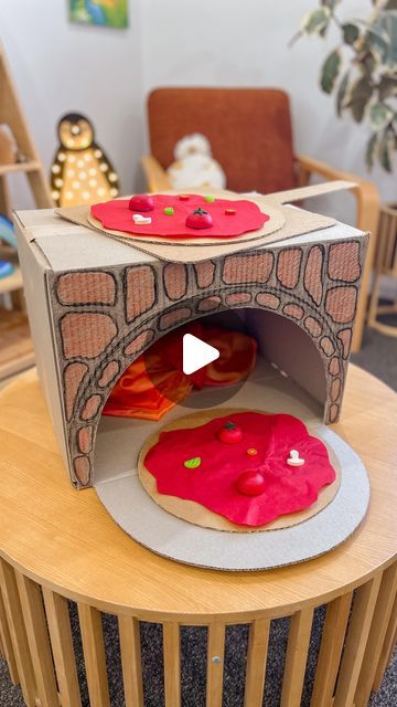 Cardboard Box Pizza Oven, Cardboard Oven Diy, Pizza Activities For Kids, Cardboard Activities For Kids, Cardboard Pizza Oven, Cardboard Kitchen, Montessori Wooden Toys, Pizza Craft, Cardboard Play