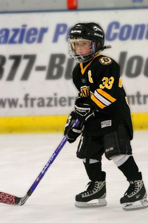 My little hockey player :-) Hockey Player Aesthetic, Hockey Family Aesthetic, Baby Boy Hockey, Hockey Drawing, Hockey Boy, Hockey Kids, Boys Hockey, Kids Goals, Hockey Pictures