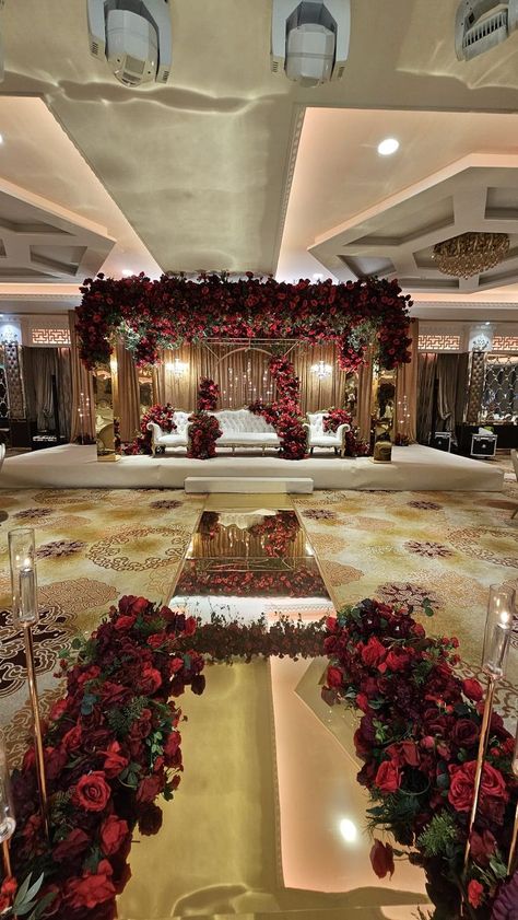 Decorating Ideas Wedding, Marriage Hall Decoration, Wedding Decoration Idea, Royal Wedding Themes, Wedding Decorating Ideas, Ideas Wedding Decoration, Nikah Decor, Red Gold Wedding, Decoration Ideas Wedding