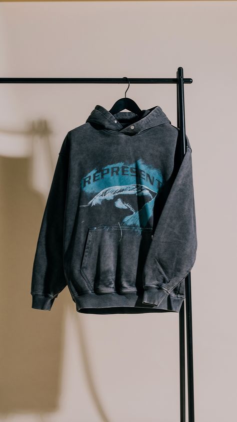 NEW at FEATURE: Represent 🔥 Represent accurately combines luxury aesthetic with graphic immediacy, emphasizing the brand as a powerhouse of British fashion. Represent is available now at our Chinatown location + online. Shop now: https://feature.com/collections/represent Luxury Streetwear Hoodie, Streetwear Shoot, Represent Clothing, Marketing Ads, Streetwear Tshirt Design, Streetwear Clothing Brand, Social Branding, Street Brands, Mens Summer Outfits