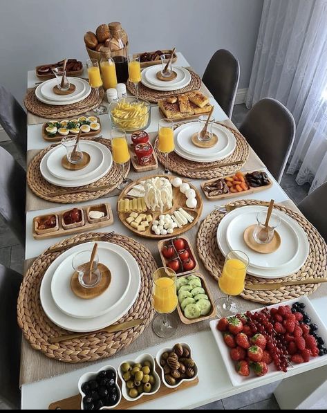 Breakfast Set Up Ideas At Home, سلطة البنجر, Table Settings Rustic, Cute Plates, Breakfast Presentation, Food Display Table, Food Set Up, Breakfast Platter, Catering Ideas Food