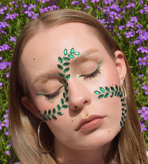 Vine Makeup Look, Green Leaf Makeup, Plant Face Paint, Vine Face Paint, Jungle Makeup Ideas, Plant Makeup Looks, Fragile Costume, Green Face Paint Ideas, Leaf Eye Makeup