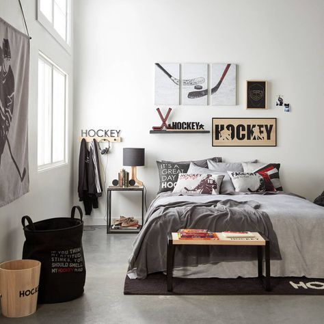 Modern Hockey Bedroom, Ice Hockey Bedroom Ideas, Ice Hockey Themed Bedroom, Kids Hockey Bedroom, Sporty Room Aesthetic, Hockey Room Ideas, Hockey Room For Boys, Girls Hockey Bedroom, Hockey Bedroom For Boys