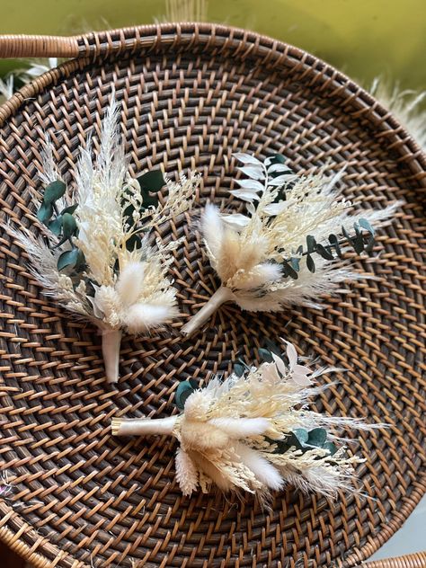 Boho Corsage Wedding, Boho Corsage, Dried Flower Corsage, Wedding Flowers Boho, Pampas Bouquet, Boho Wedding Bridesmaids, Simple Wedding Bouquets, Natural Bouquet, Bridesmaid Corsage