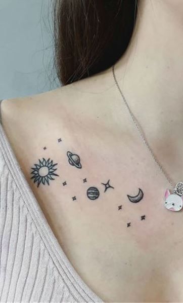 Cute Clavicle Tattoos For Women, Collarbone Tattoo Simple, Cloud Tattoo Collarbone, Cute Collarbone Tattoos For Women, Henna Designs Collar Bone, Simple Collar Bone Tattoos For Women, Collar Bone Word Tattoo, Under Collar Bone Tattoos For Women, Minimalist Tattoo Collar Bone