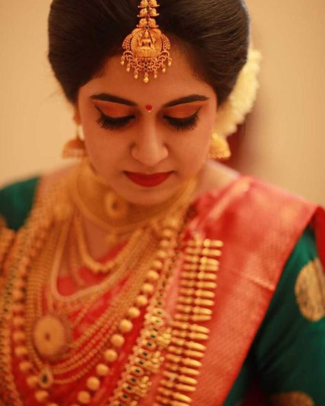 #lowerbun ❤️ Malayali Bride, Gold Jewellery India, Indian Bride Makeup, Indian Wedding Bride, Kerala Bride, Kerala Wedding, Makeup Bride, Bridal Jewels, Bridal Hair Buns