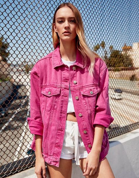 TREND PREDICTION: PINK DENIM JACKET Trend Prediction, Jean Rose, Jeans Rosa, Boyfriend Denim Jacket, Pink Denim Jacket, 일본 패션, Jean Jacket Outfits, Boyfriend Jacket, Womens Jackets Casual