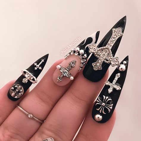 Valentines Nails Stiletto, Gothic Stiletto Nails, Black And White Stiletto Nails, Gothic Valentines Nails, Glamgoth Nails, Cross Nail Designs, Instagram Not, Stiletto Nail Designs, White Stiletto Nails