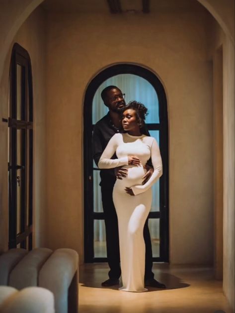 Elegant Maternity Shoot Black Couple, Street Style Maternity Shoot, Yellow Dress Casual, Shooting Couple, Photoshoot Maternity, Maternity Photography Poses Pregnancy Pics, Maternity Photoshoot Outfits, Couple Pregnancy Photoshoot, Black And White Couples