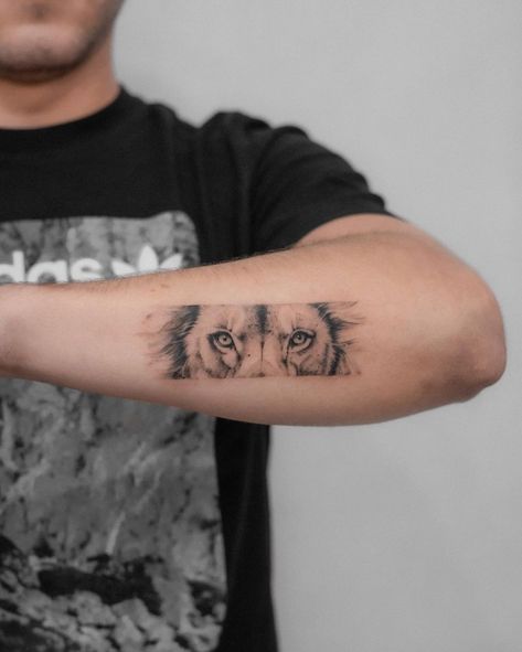 Lion Tattoo With Words, Leo Tattoo For Men Small, Lion Tattoo Design Small, Leo The Lion Tattoos, Simple Lion Tattoo Men, Lion Back Tattoos Men, Lions Tattoo Men, Tattoo Lion Men, Lion Tattoo For Man