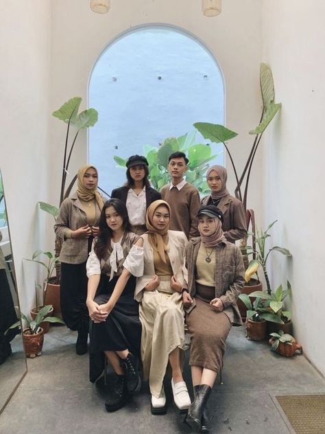 Yearbook Earth Tone, Outfit Ideas Earth Tone, Yearbook Outfit Ideas Vintage, Earth Tones Photoshoot, Yearbook Photoshoot Vintage, Outfit Yearbook Vintage, Style Vintage Hijab, Yearbook Ideas Themes Outfit, Yearbook Vintage Outfit Hijab