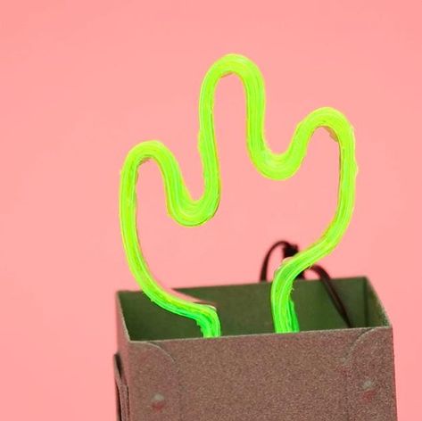 Video Diy Para A Casa, Neon Cactus, Cactus Light, Diy Hanging Shelves, Diy Wall Shelves, Wine Bottle Diy Crafts, Mason Jar Diy, Mason Jar Crafts, Tutorial Diy