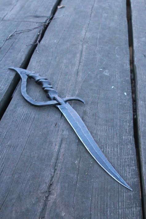 Blacksmith Knife, Pretty Knives, Blacksmith Projects, Forged Knife, Forging Metal, Cool Swords, Knife Design, Cool Knives, Metal Projects