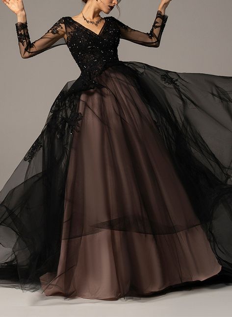 Happy Halloween!🎃🎃🎃 How are you going to spend your Halloween today?👻 If you're wearing this dress, I'm sure you'll be the best in the house today!🦇🦇🦇 Bohemian Bridesmaid Dress, Silver Bridesmaid Dresses, Winter Bridesmaid Dresses, Bridesmaid Dresses Under 100, Alternative Wedding Dresses, Purple Bridesmaid Dresses, Lace Ball Gowns, Wedding Dresses Corset, Applique Wedding Dress