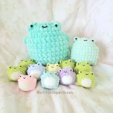 FREE No-Sew Mini Frog Crochet Pattern Mini Crochet Frog Free Pattern, Crochet Easy Plushies, Chunky Frog Crochet Pattern Free, Mini Plush Amigurumi, Crochet Plush Frog, Mini Frog Crochet Pattern, No Sew Crochet Frog, Crochet Frog Amigurumi, Crochet Frog Plushie Pattern Free