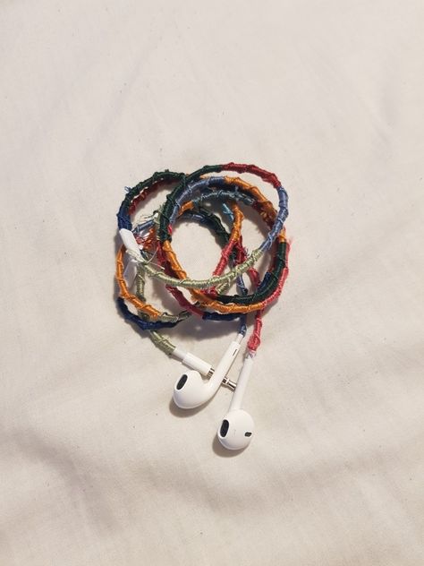 Earbud Wrap Diy Embroidery Thread, Friendship Bracelet Headphones, Headphone Wire Wrap, Wire Earbuds Aesthetic, Decorated Wired Earphones, Wired Headphones Decorate, Wrapped Earphones, Wired Headphones Aesthetic, Wire Earphones