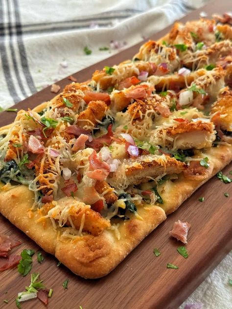 Wait until you try this quick, easy, and delicious chicken spinach flatbread pizza recipe that can be ready in under 20 MINUTES! Family-friendly and perfect for those busy nights! Spinach Flatbread Pizza, Sausage Flatbread, Spinach Flatbread, Flatbread Pizza Recipe, Chicken Flatbread Pizza, Easy Italian Recipes, Carb Friendly Recipes, Flatbread Pizza Recipes, Chicken Flatbread