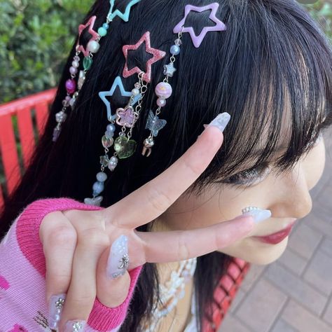 gyaru hair inspiration fashion Japanese Y2k Fashion Pink, Pink Star Aesthetic Y2k, Y2k Star Hairclip, Star Hair Clip Beads, Colorful Y2k Outfits Aesthetic, Colorful Japanese Aesthetic, Japanese Y2k Hairstyles, Y2k Head Accessories, Hair Accessories Y2k