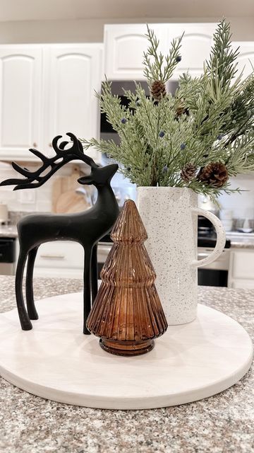 Christmas Decoration Kitchen Island, Guys Kitchen Decor, Christmas Decor On Island, Simple Christmas House Decor, Christmas Desert Bar Ideas, Cute Christmas Decor For Apartments, Side Table Decor Christmas, Christmas Kitchen Decor Modern, Christmas Kitchen Bar Decor