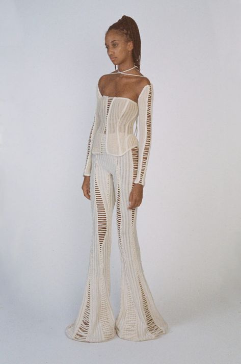 Knitting Fashion Design 2022, Knit Wear Fashion, Cool Fashion Outfits, Knit Fashion Runway, Knit Designers, Slip Dress Layering, Woven Clothes, Knitted Outfits, Isa Boulder