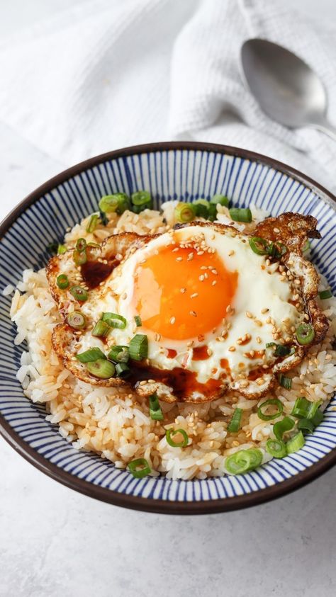 Korean Egg Rice, Gyeran Bap, Egg Rice Recipe, Korean Egg, Koreansk Mat, Egg Rice, Fried Rice Recipe Easy, Fried Rice With Egg, Rice Bowls Recipes