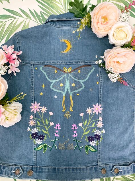 Made to order product, production time is 3 - 5 days.  Stand out in this unique jean jacket, designed and made by Pink Bird Originals. Jacket features large Luna Moth embroidery piece on the back of the garment with metallic gold highlights and two sprigs of lavender embroidered on the collar.  Want to see how this jacket was made? Check out the Youtube video to go with this piece: https://www.youtube.com/watch?v=SBt_GgsIqbw&t=35s&ab_channel=PinkBirdEmbroidery 3 colours available. Light Blue Dar Moth Embroidery, Jeans Drawing, Clothing Embroidery, Turquoise Ombre, Unique Jeans, Black Onesie, Iron On Embroidery, Embroidered Denim Jacket, Butterfly Photos