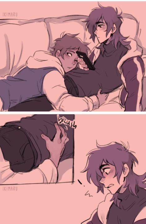 Watching Movies While Cuddling, Klance Phone Backgrounds, Keith Lance Fanart, Klance Voltron Top Keith, Couple Comfort Pose Reference, Lance And Keith Fanart, Klance Comics Cute, Klance Voltron Fanart Cute, Klance Voltron Fanart Comic