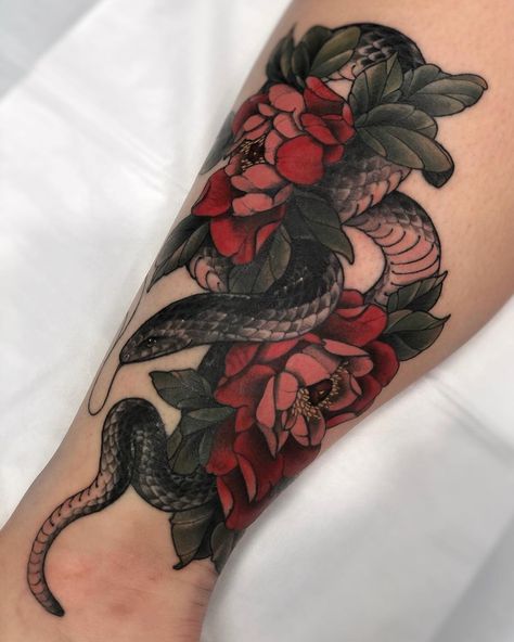 Color Snake Tattoo Design, Neo Snake Tattoo, Neotrad Forearm Tattoo, Colorful Snake Tattoos For Women, Traditional Snake Tattoo Color, Snake And Flowers Tattoo Color, Neotrad Knee Tattoo, Neo Traditional Cover Up Tattoo, Snake Color Tattoo