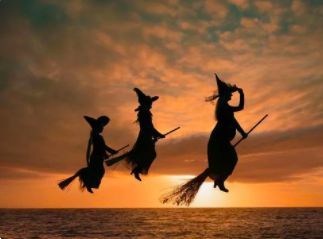 Witches Flying, Tuesday Blessings, Halloween Outside, Witch Pictures, Halloween Eve, Three Witches, Pagan Art, Autumn Magic, Halloween Artwork