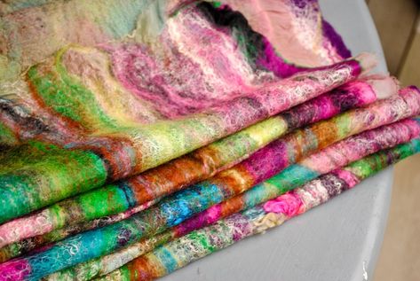 Wet Felting Tutorial, Easy Felt Crafts, Tovad Ull, Wet Felting Projects, Wool Felt Projects, Craft Books, Nuno Felt Scarf, Needle Felting Tutorials, Felted Scarf