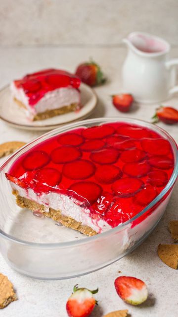 Sliced Strawberry, Jelly Cheesecake, Jelly Desserts, Cheesecake Toppings, Strawberry Dessert, Wet Sand, Strawberry Jelly, Strawberry Jello, Baked Strawberries