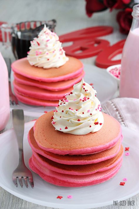 Pink Pancakes Recipe, Barbie Brunch, Pink Pancakes, Pink Pancake, Strawberry Chocolate Chip Cookies, Pink Snacks, Pink Desserts, Seasonal Desserts, Strawberry Cake Mix