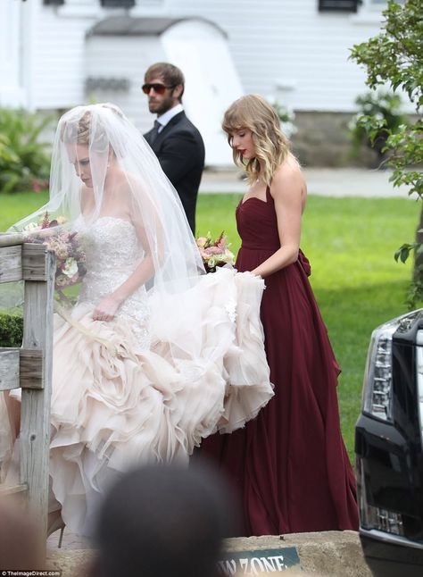 Here comes the bride (with the world's biggest pop star behind her): The top part was lace with a sweetheart neckline and no straps. The bottom had plenty of tulle Taylor Swift Abigail Wedding, Abigail Taylor Swift, Taylor Swift And Abigail Anderson, Abigail Anderson, Style Taylor Swift, Taylor Nation, Essense Of Australia, Estilo Taylor Swift, Garden Weddings