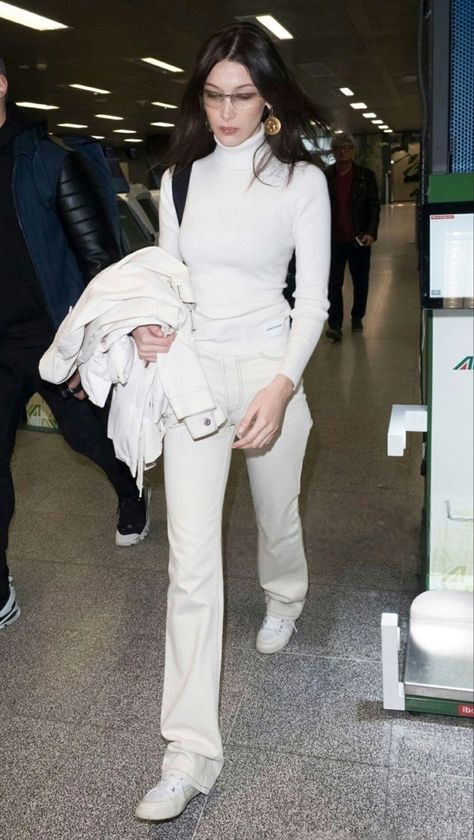 White Monochromatic Outfit, Street Reference, Airport Attire, Celeb Outfits, Apres Ski Outfits, Ski Outfits, Airport Pictures, Airport Fits, Monochromatic Outfit