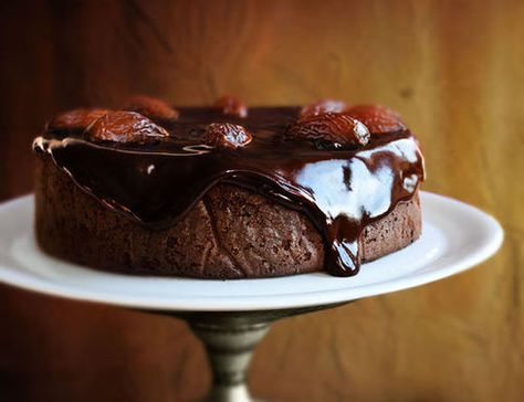 Chocolate-Date Cake with Sticky Toffee Glaze Chocolate Dates Cake Recipe, Chocolate Date Cake, Deserturi Raw Vegan, Date Cake, Chocolate Mud Cake, Mud Cake, Sticky Toffee, Glaze Recipe, Chocolate Cinnamon