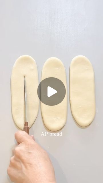 S Shaped Cake, Bread Shaping Techniques, Bread Shapes Ideas, Bread Design Ideas, Fruit Bread Recipes, Puff Pastry Snacks, Italian Easter Recipes, Pie Crust Designs, Short Bread