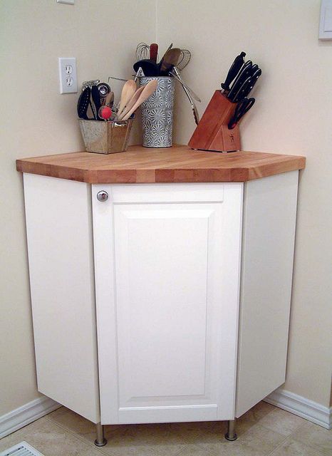 A great way to utilize corners. I could use something like this for my computer. All the wires and the printer could go inside the cabinet. Ikea Corner Cabinet, Corner Cabinet Diy, Diy Corner Cabinet, Bedroom Furniture Redo, Kitchen Standing Cabinet, Cabinet Feet, Armoire D'angle, Corner Storage Cabinet, Outdoor Kitchen Countertops