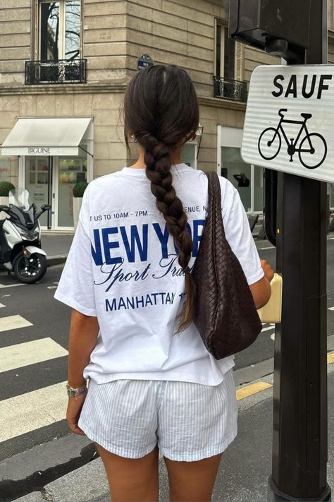 Discover the essence of NYC style with this chic white-on-white ensemble: featuring a stylish graphic tee, paired with pin-striped shorts and accessorized with a trendy brown shoulder bag. Complete the look with braided hair and a sleek silver watch for effortless sophistication. Perfect for the city streets! ✨🗽 #WomensFashion #NYCStyle #WhiteOnWhite #GraphicTee #StreetStyle #FashionInspiration Boxer Short Trend, Chica Chola, Dinner Outfit Casual, Look Legging, Latina Outfits, Stile Hijab, Mode Hipster, Mode Zara, Skandinavian Fashion